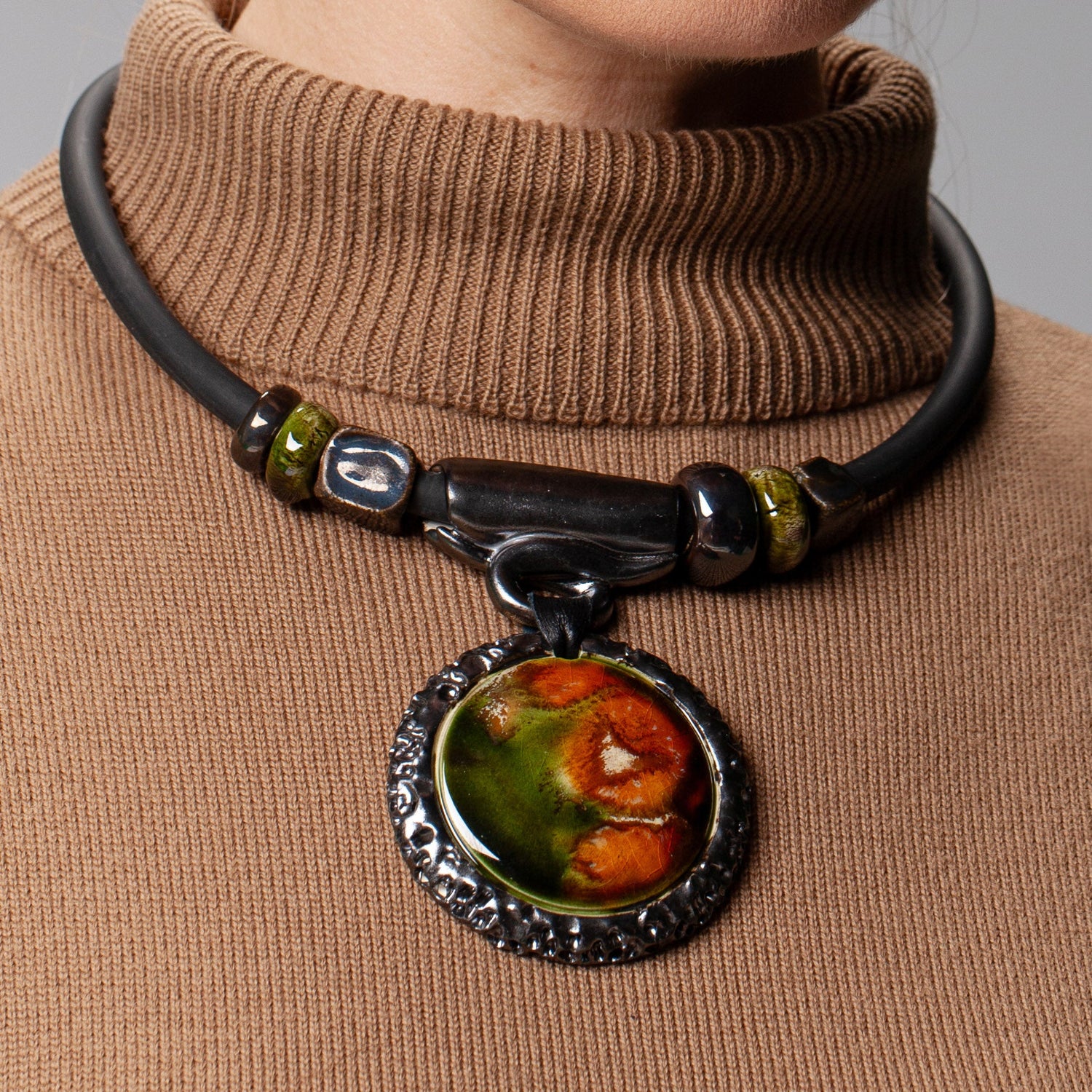 TAMSIAI ŽALI PAPUOŠALAI