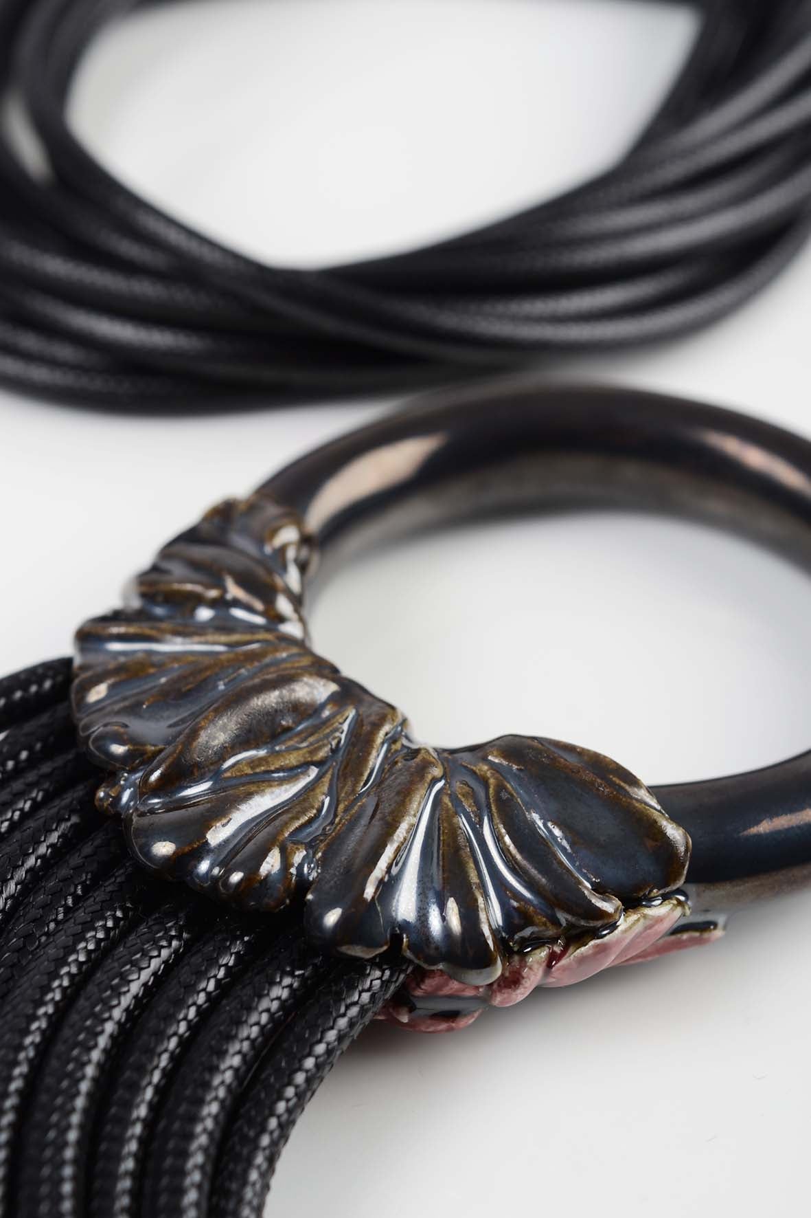 Žiedo formos ing-ring originalus kaklo papuošalas rožinė/juoda