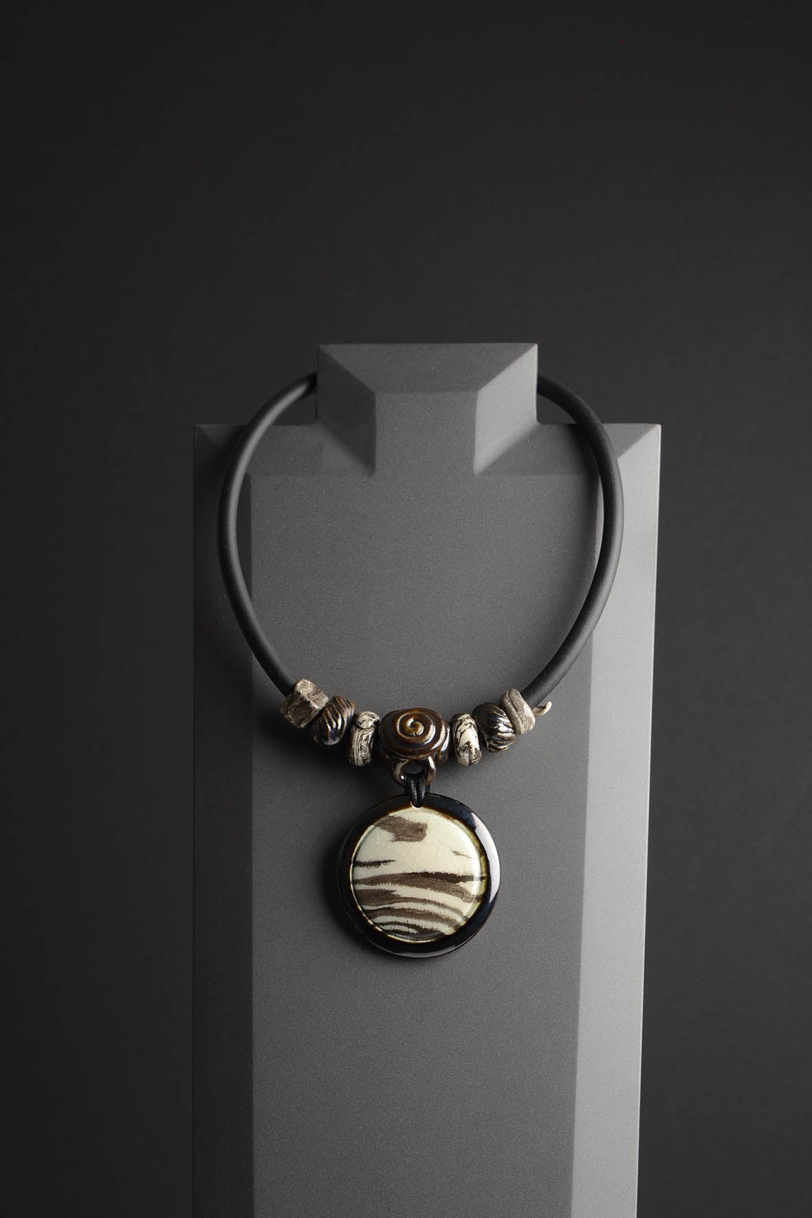 Black and White Marble Necklace – Elegant Ceramic Pendant for Women