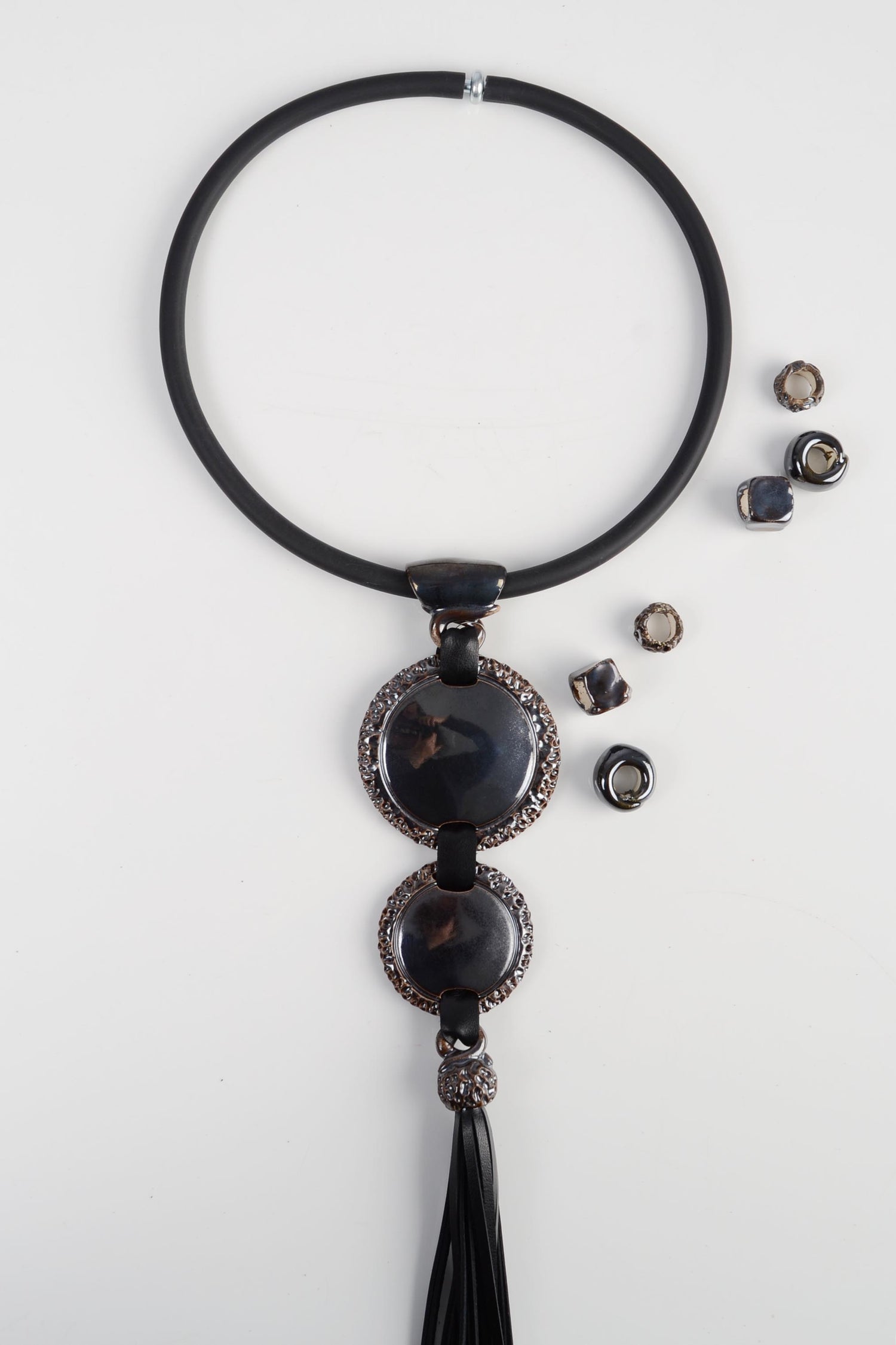 Baltas papuošalas ant kaklo vestuvėms ar šventėms