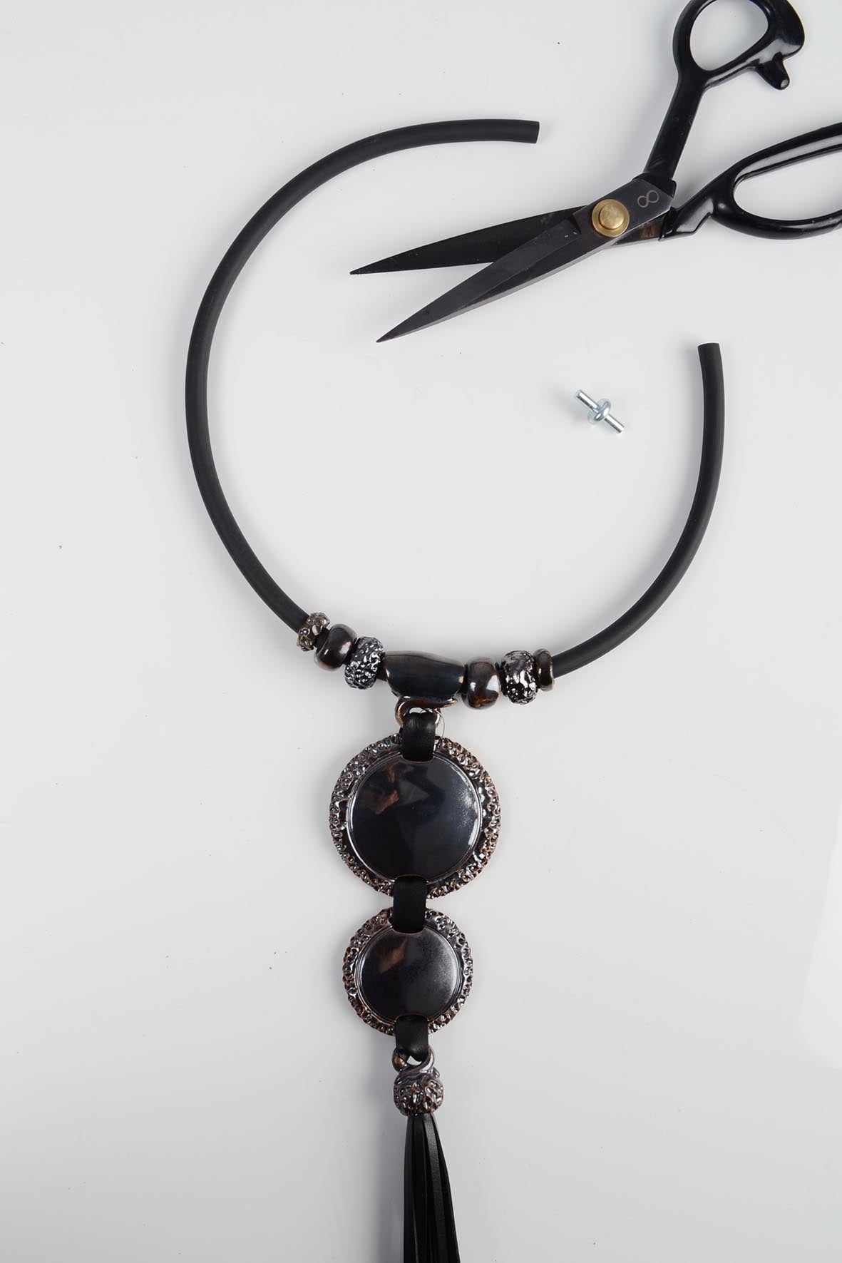 Baltas papuošalas ant kaklo vestuvėms ar šventėms