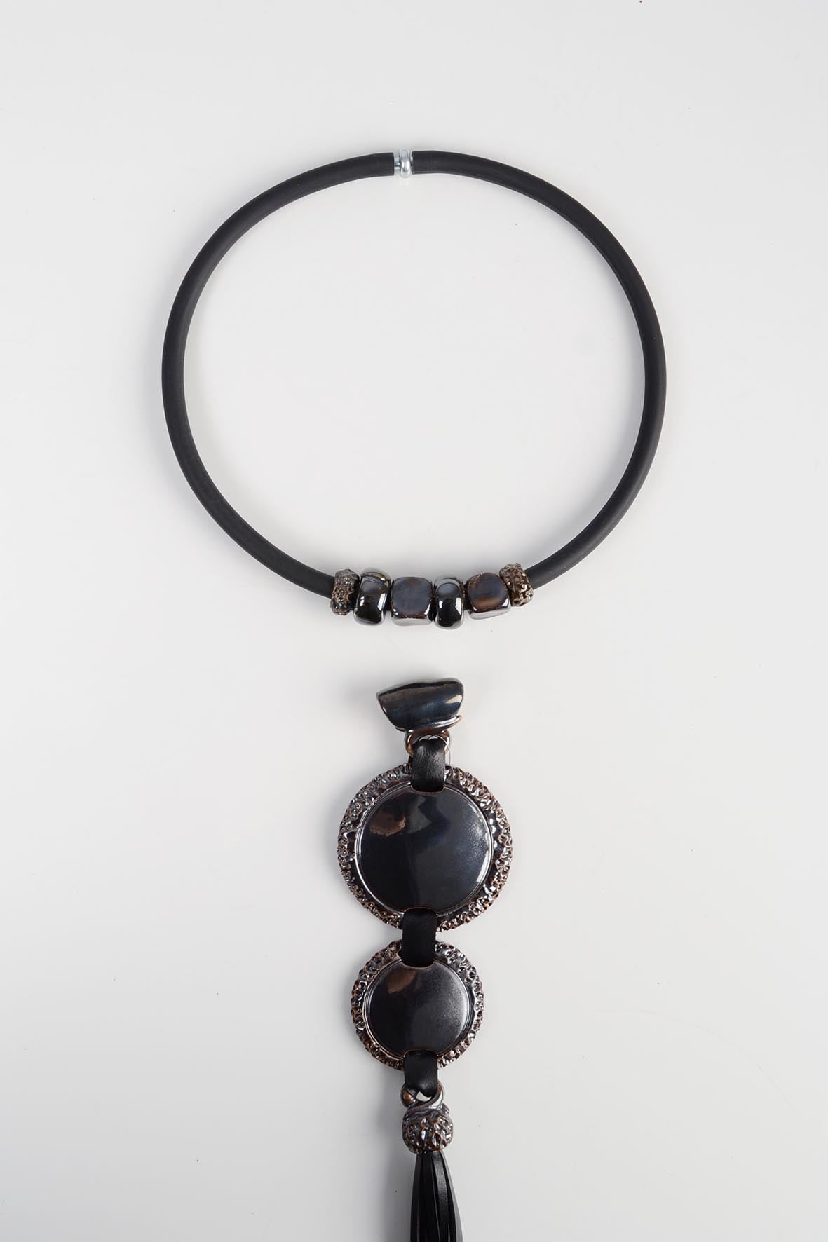 Baltas papuošalas ant kaklo vestuvėms ar šventėms