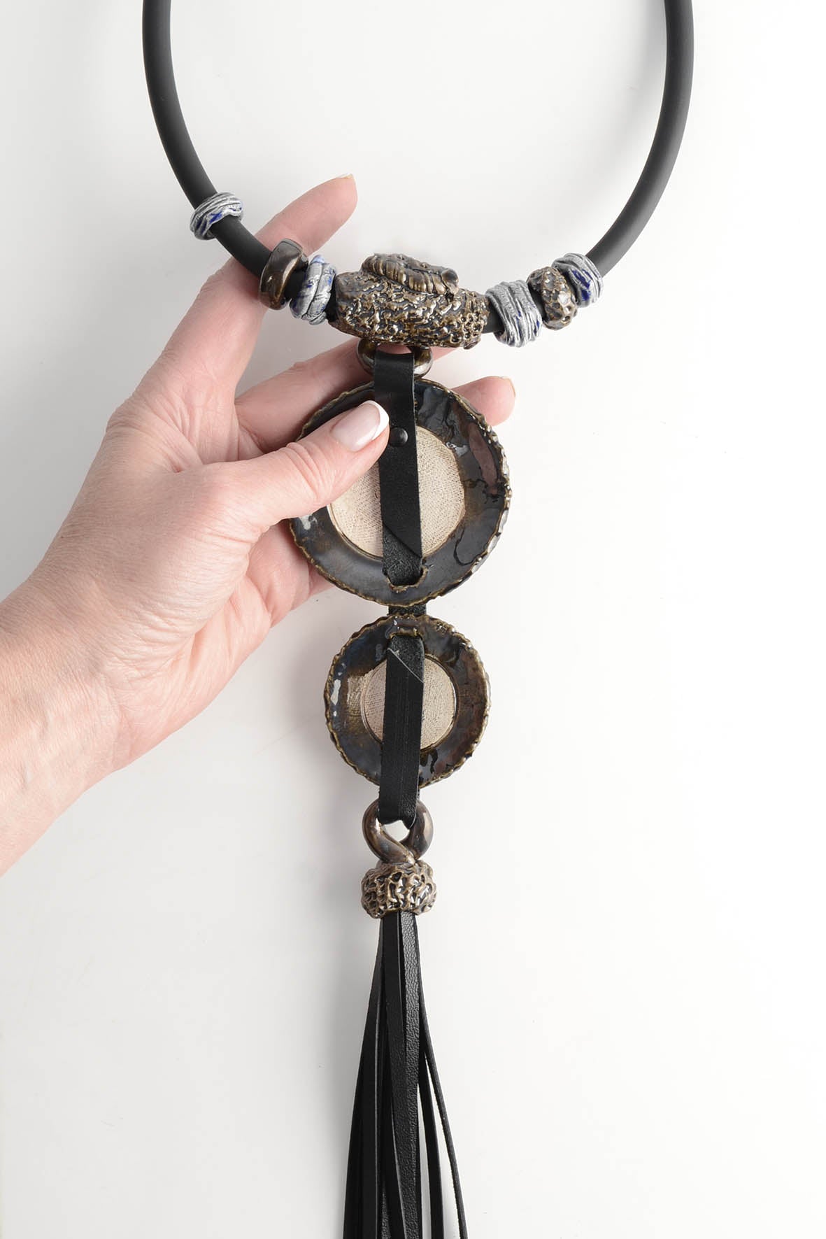 Baltas papuošalas ant kaklo vestuvėms ar šventėms