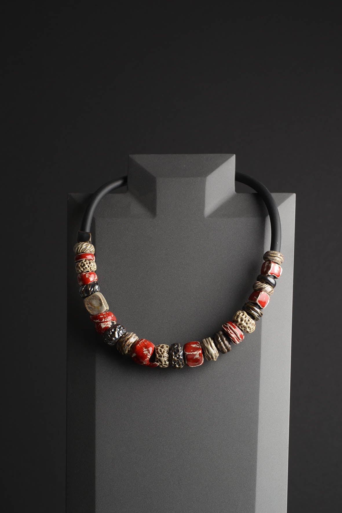 Raudonas vėrinys iš karoliukų moterims