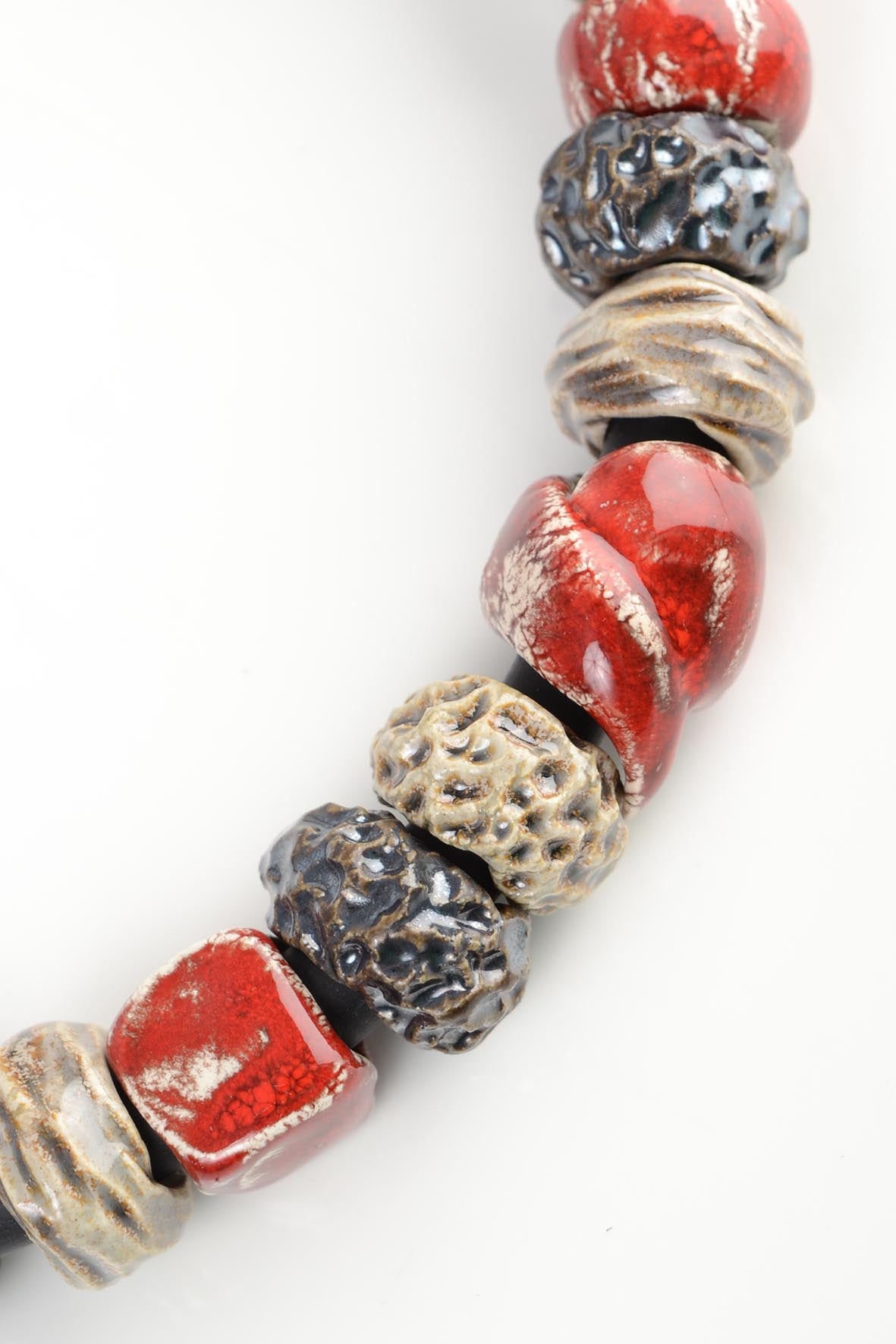 Raudonas vėrinys iš karoliukų moterims