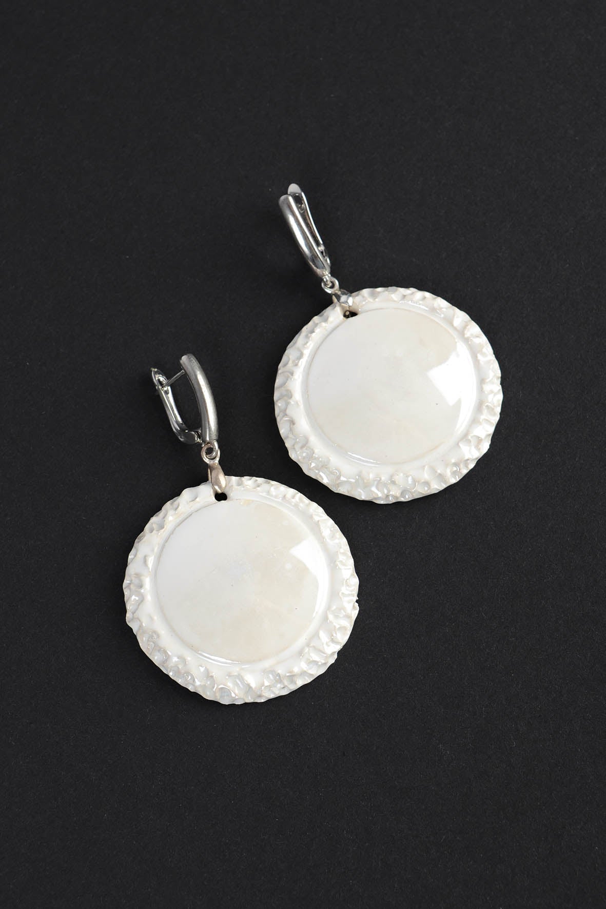 Balti apvalūs auskarai – puošnūs auskarai vestuvėms ar šventėms