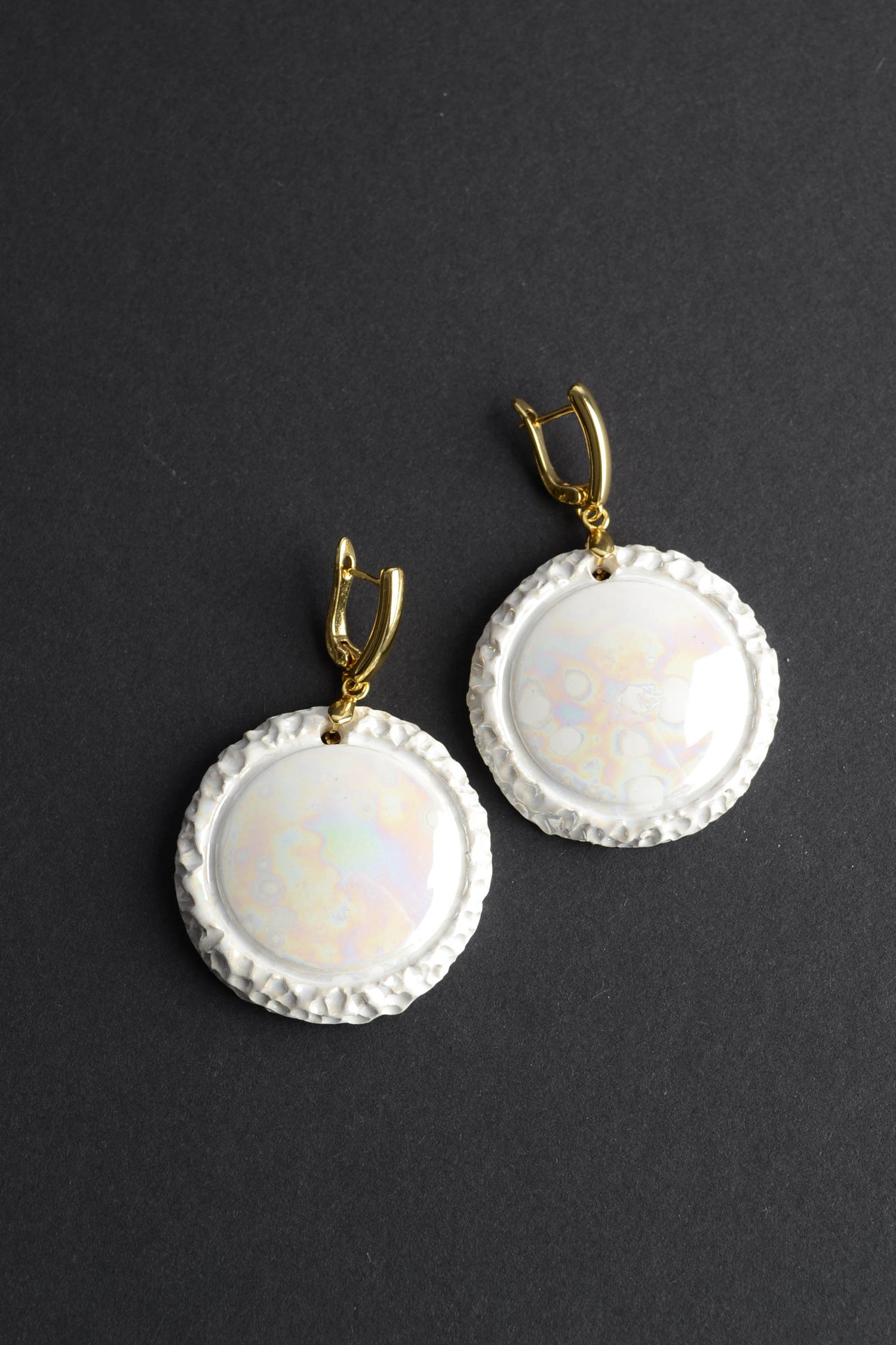 Balti apvalūs auskarai – puošnūs auskarai vestuvėms ar šventėms