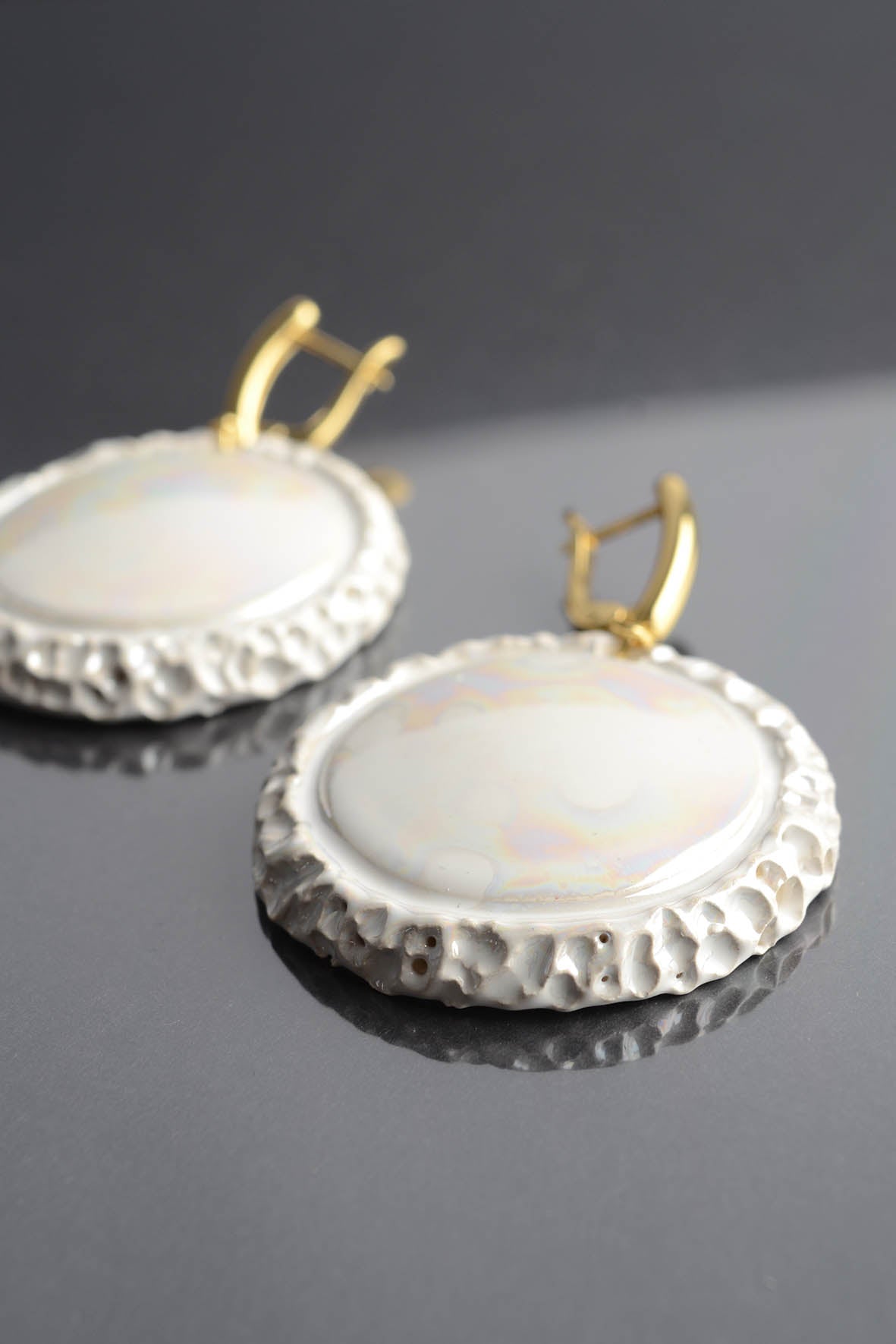 Balti apvalūs auskarai – puošnūs auskarai vestuvėms ar šventėms