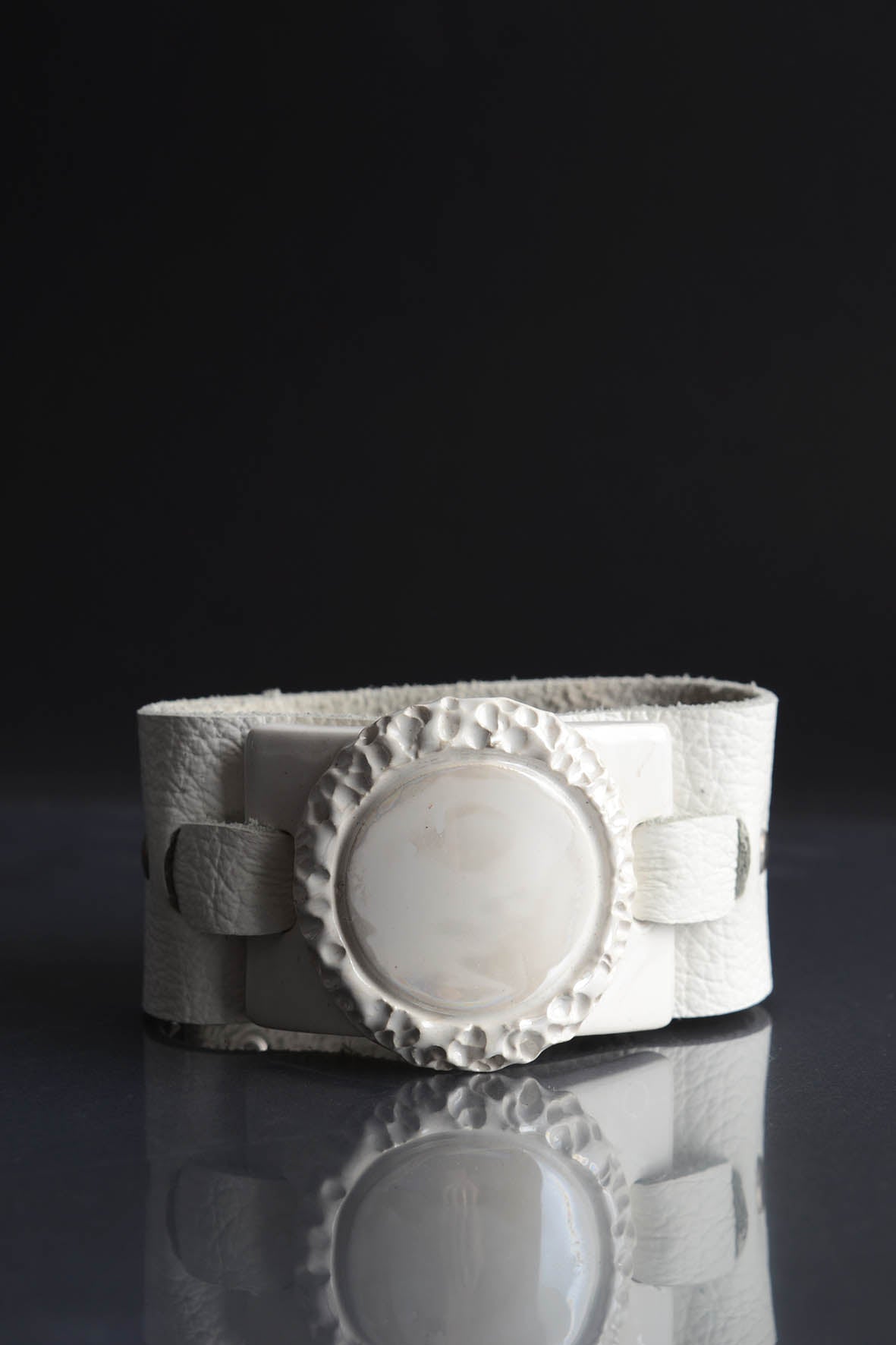 Balta natūralios odos apyrankė